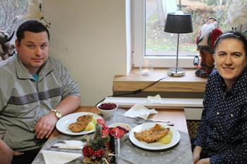 Uczestnik oraz uczestniczka uśmiechający się w restauracji